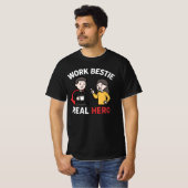 Work Bestie Real Hero| Funny Office Friendship Gif T-Shirt (Vorne ganz)