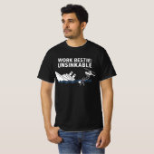 Work Bestie Unsinkbar - Retro Büro Humor Cartoo T-Shirt (Vorne ganz)