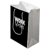 Work Buddies - Work Besties Mittlere Geschenktüte (Vorderseite Schrägansicht)