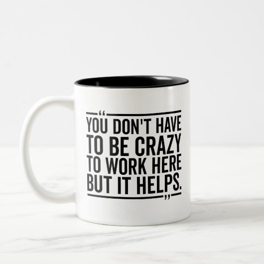 Work Cup, man muss nicht verrückt sein, um hier zu Zweifarbige Tasse (Links)