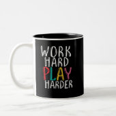 Work Hard Play Harer Gaming Geek Nerd Video Gamer Zweifarbige Tasse (Links)