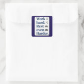 Work Hard Rest Even Harder Bold Typography Shirt Quadratischer Aufkleber (Tasche)