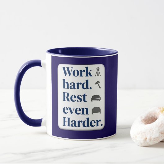 Work Hard Rest Even Harder Bold Typography Shirt Tasse (Mit Donut)