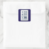 Work Hard Rest Even Harder Minimal Worker Design Quadratischer Aufkleber (Tasche)