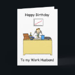 Work Husband Happy Birthday Karte<br><div class="desc">Ein Cartoon sitzt an seinem Schreibtisch,  auf dem ein kleiner Geburtstagskuchen und eine Karte stehen. Die Worte "Happy Birthday to my Work Husband" begleiten das Bild.</div>