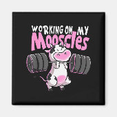 Working On My Mooscles Funny Gym Cow Weightlifting Magnet (Vorne)