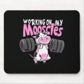 Working On My Mooscles Funny Gym Cow Weightlifting Mousepad (Vorne)