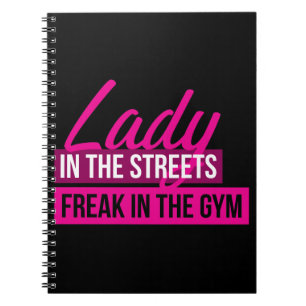 Workout Spaß - Lady in Streams, Freak in Gym Notizblock