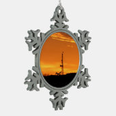 Workover-Anlage am Sonnenuntergang Schneeflocken Zinn-Ornament (Links)