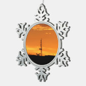 Workover-Anlage am Sonnenuntergang Schneeflocken Zinn-Ornament (Rechts)