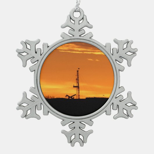 Workover-Anlage am Sonnenuntergang Schneeflocken Zinn-Ornament (Vorderseite)