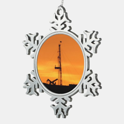 Workover-Anlage-Silhouette am Sonnenuntergang Schneeflocken Zinn-Ornament (Rechts)