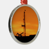 Workover-Anlage-Silhouette am Sonnenuntergang Silbernes Ornament (Rechts)