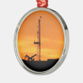 Workover-Anlage-Silhouette am Sonnenuntergang Silbernes Ornament (Links)