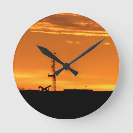 Workover Rig bei Sunset Runde Wanduhr