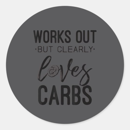 Works Out But Clearly Loves Carbs Funny Workout Mo Runder Aufkleber (Vorderseite)