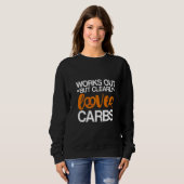 Works Out But Clearly Loves Carbs Sweatshirt (Vorne ganz)