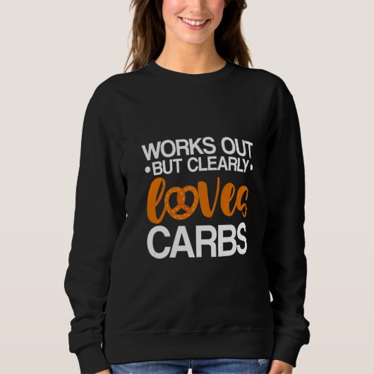Works Out But Clearly Loves Carbs Sweatshirt (Vorderseite)