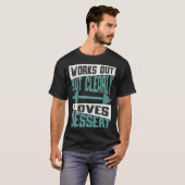 Works Out But Clearly Loves Dessert  Workout Fitne T-Shirt (Vorne ganz)