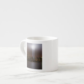 World Trade Centertribut im Licht in New York. Espressotasse