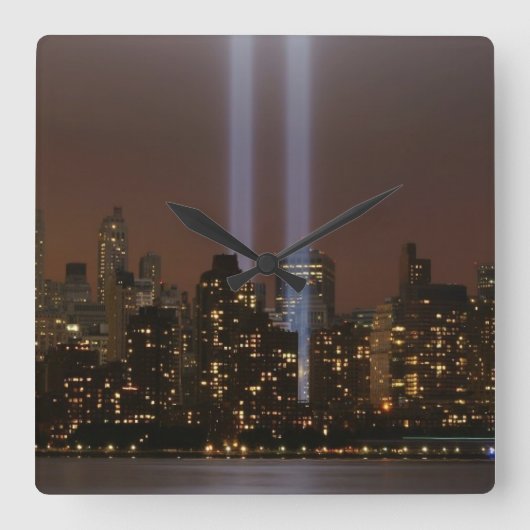 World Trade Centertribut im Licht in New York. Quadratische Wanduhr (Vorderseite)