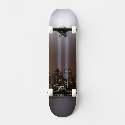 World Trade Centertribut im Licht in New York. Skateboard (Vorderseite)