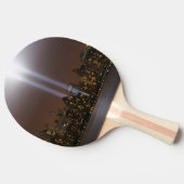 World Trade Centertribut im Licht in New York. Tischtennis Schläger (Seitenansicht)