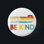 World where You can Be anything Be Kind Button<br><div class="desc">Dies ist ein schönes Geschenk,  um deinen Glauben zu zeigen.</div>