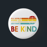 World where You can Be anything Be Kind Button<br><div class="desc">Dies ist ein schönes Geschenk,  um deinen Glauben zu zeigen.</div>