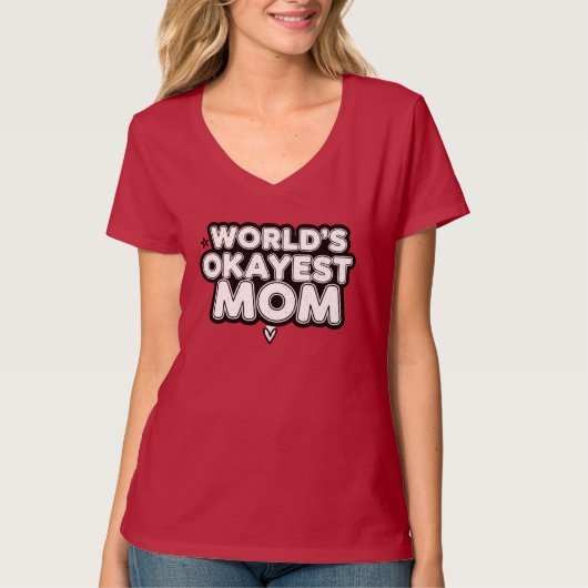 World's Okayest Mom Funny Sarcastic T-Shirt (Vorderseite)