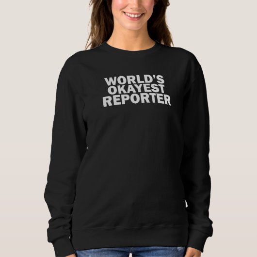 World's Okayest Reporter, Funny Premium Sweatshirt (Vorderseite)