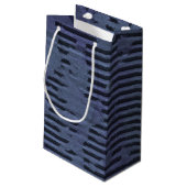 Worn Blue Pappe Kleine Geschenktüte (Rückseite Schrägansicht)