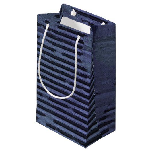 Worn Blue Pappe Kleine Geschenktüte (Vorderseite Schrägansicht)