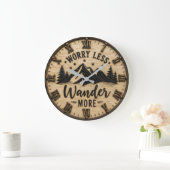 Worry Less Wander More Rustic Mountain Cabin Große Wanduhr (Zuhause)