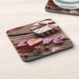 Wort Liebe mit herzförmigem Valentinstag-Geschenk Getränkeuntersetzer