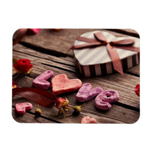 Wort Liebe mit herzförmigem Valentinstag-Geschenk Magnet