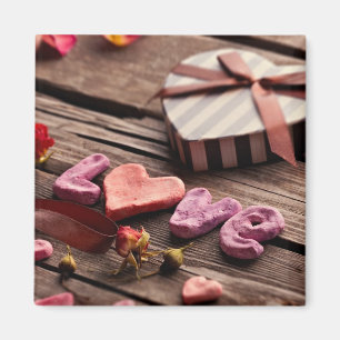 Wort Liebe mit herzförmigem Valentinstag-Geschenk Magnet