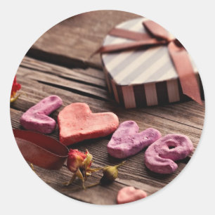 Wort Liebe mit herzförmigem Valentinstag-Geschenk Runder Aufkleber