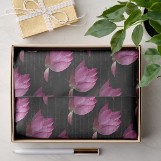 Worte auf rosa Lilien Seidenpapier (Geschenk)