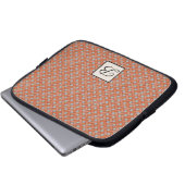 Woven Orange Rattan auf Custom Gray mit Monogram Laptopschutzhülle (Vorne Knopf)