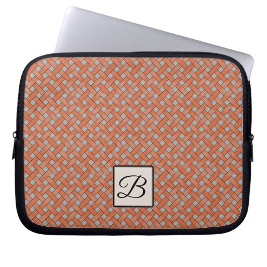 Woven Orange Rattan auf Custom Gray mit Monogram Laptopschutzhülle (Vorderseite)