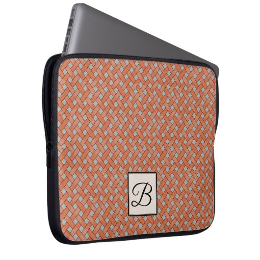 Woven Orange Rattan auf Custom Gray mit Monogram Laptopschutzhülle (Vorne Rechts)