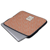 Woven Orange Rattan auf Custom Gray mit Monogram Laptopschutzhülle (Vorne Knopf)