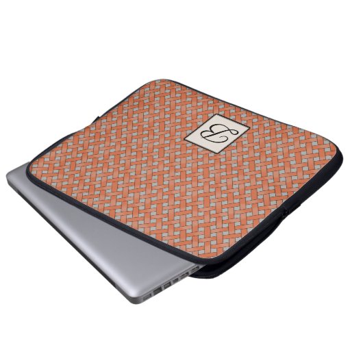 Woven Orange Rattan auf Custom Gray mit Monogram Laptopschutzhülle (Vorne Knopf)