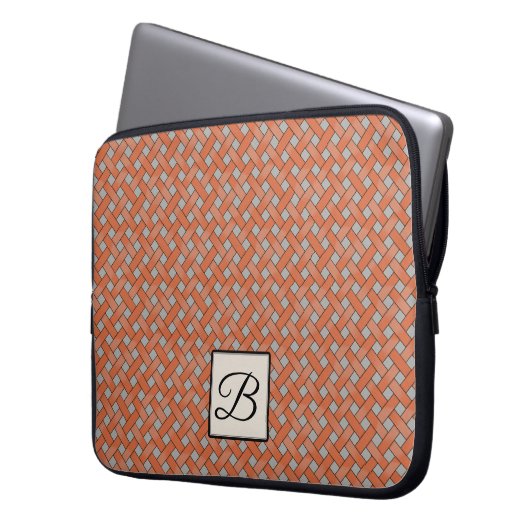 Woven Orange Rattan auf Custom Gray mit Monogram Laptopschutzhülle (Vorderseite Links)