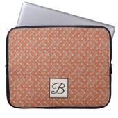 Woven Orange Rattan auf Custom Gray mit Monogram Laptopschutzhülle (Vorderseite)