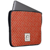 Woven Red Rattan auf Custom Orange mit Monogram Laptopschutzhülle (Vorne Rechts)