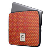 Woven Red Rattan auf Custom Orange mit Monogram Laptopschutzhülle (Vorderseite Links)