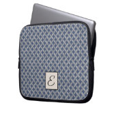 Woven Silver Rattan auf Custom Blue mit Monogram Laptopschutzhülle (Vorderseite Links)