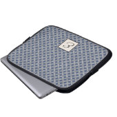 Woven Silver Rattan auf Custom Blue mit Monogram Laptopschutzhülle (Vorne Knopf)